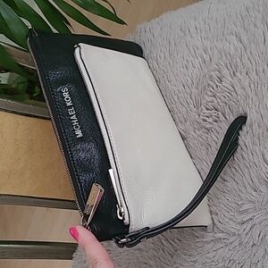 Michael Kors Leather Wristlet/Clutch ❤️